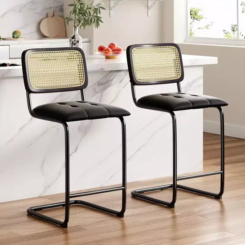 Set di 2 sgabelli da bar altezza bancone, in similpelle imbottita con schienale in rattan, sedie da bar senza braccioli da 66 cm per isola cucina, nero