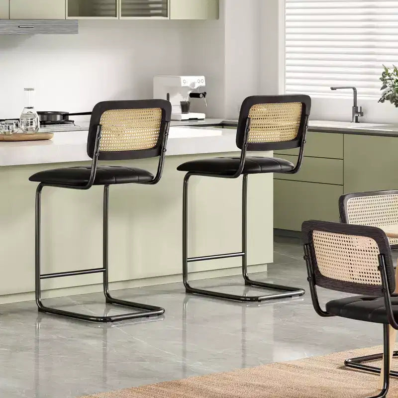 Set di 2 sgabelli da bar altezza bancone, in similpelle imbottita con schienale in rattan, sedie da bar senza braccioli da 66 cm per isola cucina, nero