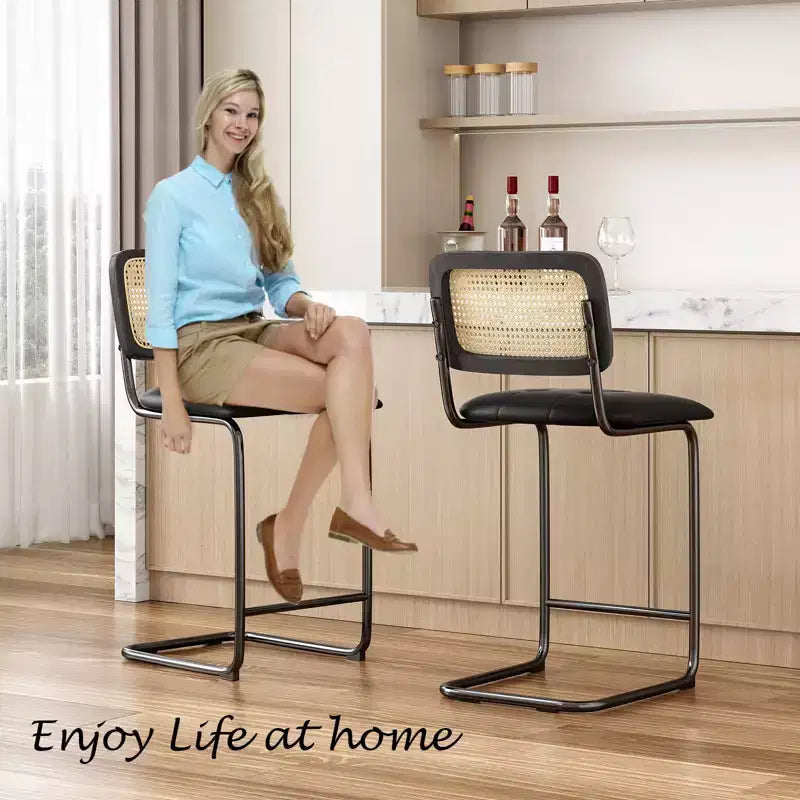 Set di 2 sgabelli da bar altezza bancone, in similpelle imbottita con schienale in rattan, sedie da bar senza braccioli da 66 cm per isola cucina, nero