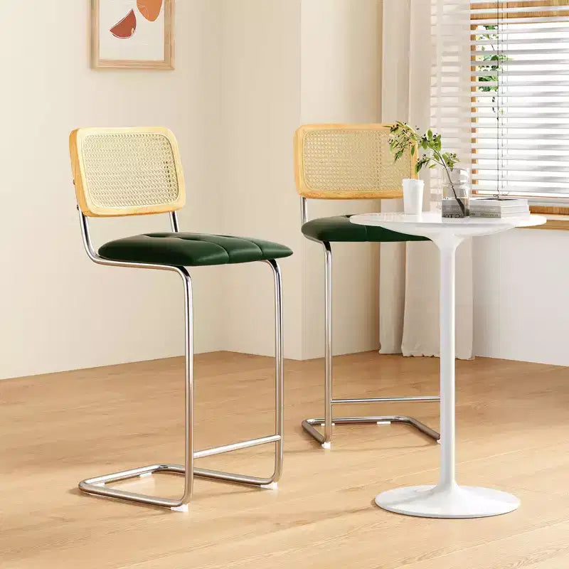 Set di 2 sgabelli da bar altezza bancone con schienale in rattan, sedile imbottito in similpelle, senza braccioli, 76 cm, verdi