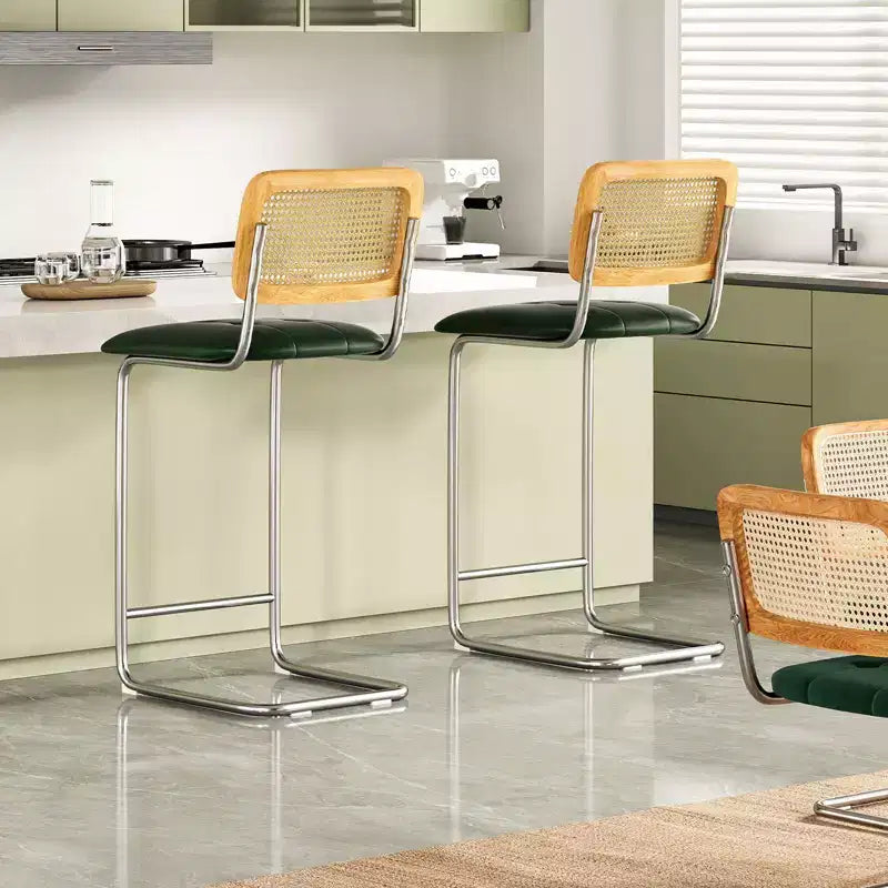 Set di 2 sgabelli da bar altezza bancone con schienale in rattan, sedile imbottito in similpelle, senza braccioli, 76 cm, verdi