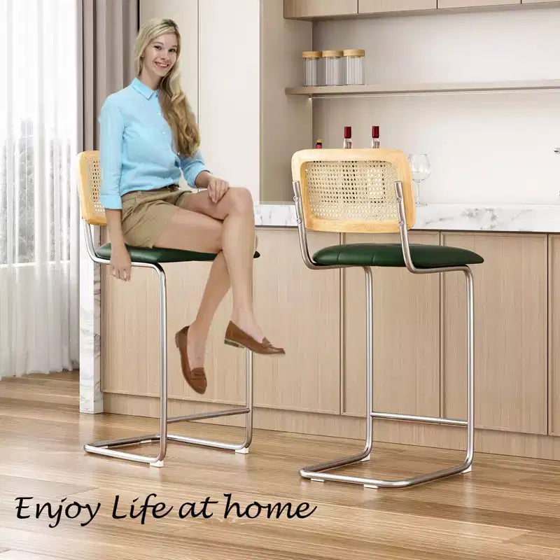 Set di 2 sgabelli da bar altezza bancone con schienale in rattan, sedile imbottito in similpelle, senza braccioli, 76 cm, verdi