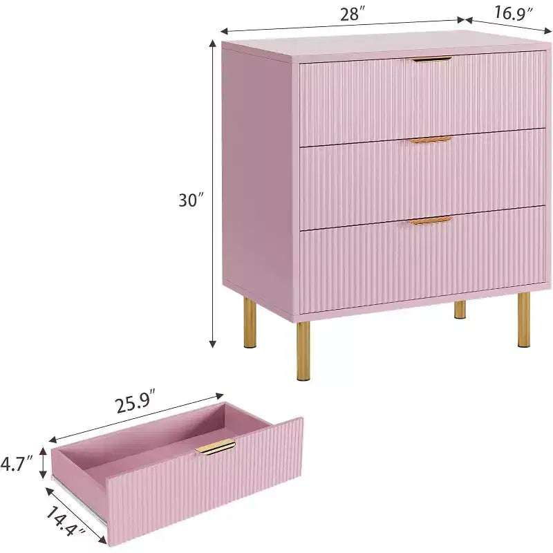 Cassettiera rosa scanalata con maniglie dorate e cassetti grandi