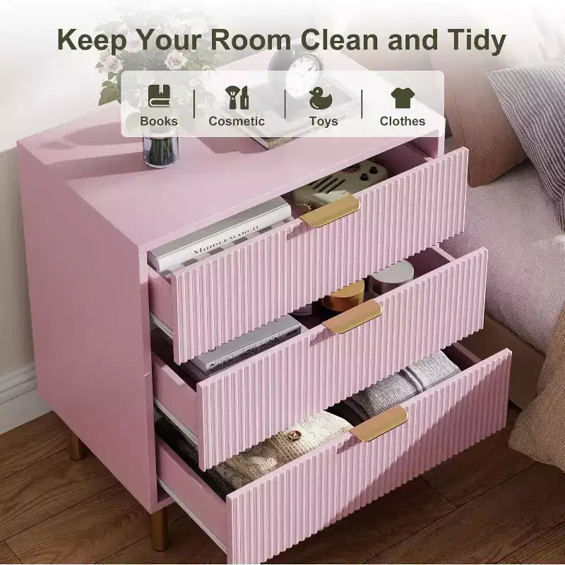 Cassettiera rosa scanalata con maniglie dorate e cassetti grandi