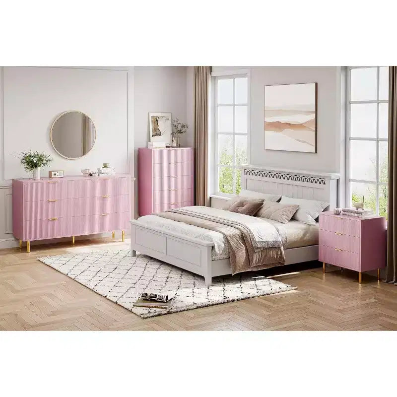 Cassettiera rosa scanalata con maniglie dorate e cassetti grandi